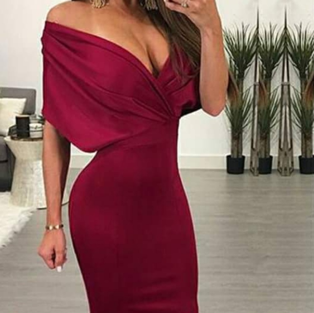 Burgundy long jersey like material gown sz M